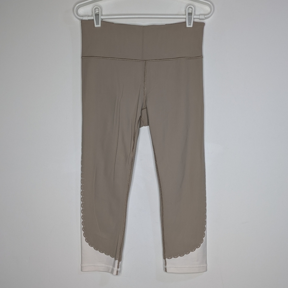 Athleta Tan White Scalloped Pull On Exercise Workout Athletic Crop Legging M